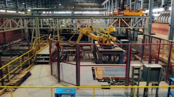 Interior de la fábrica, máquina industrial que trabaja con un transportador . — Vídeos de Stock