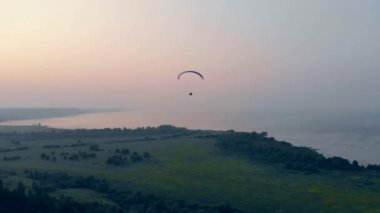 Yeşil ovalar ve birlikte uçan paraplane ile Waterscape