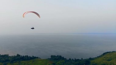 Ovaların üzerinde tutulan parawing in hız uçuşu
