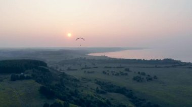 Doğal manzara ve üzerinde uçan paraplane