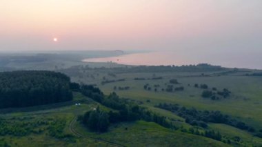 Paraplane yeşil arazi etrafında daire çiziyor