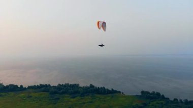 Yamaç paraşütü aracı gökyüzünde uçuyor