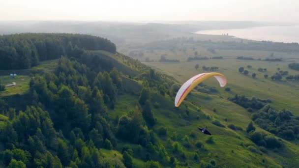 Yeşil tepeler ve parafoil onlar boyunca yüzen — Stok video