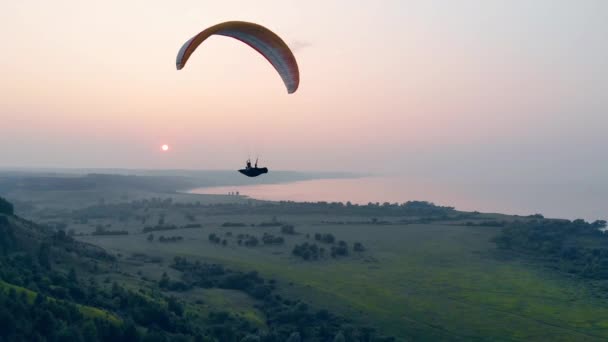 Vol de vitesse du parafoil au coucher du soleil — Video