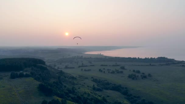 Naturalny krajobraz i paraplane przelatuje nad nim — Wideo stockowe