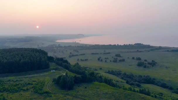 Paraplane yeşil arazi etrafında daire çiziyor — Stok video