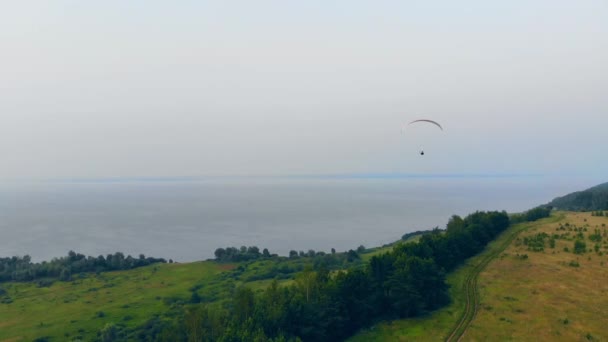 Paesaggio acquatico con una persona che galleggia sul parapendio — Video Stock