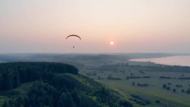 Üzerinde yüzen paraplane ile sunset ufku