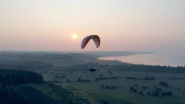 Parasailing aracı yerden yüksekuçuyor