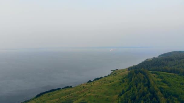 Waterlandschap met bossen en de parafoil zweven boven — Stockvideo