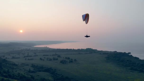 滑翔伞的飞行在天空中高高飘扬 — 图库视频影像