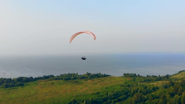 Il parapendio galleggia sulla foresta e sull'acqua — Video Stock