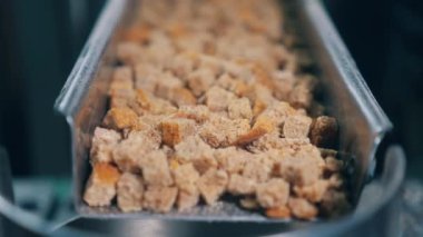 Ekmek kırıntıları hareket ediyor ve metal kanaldan düşüyor