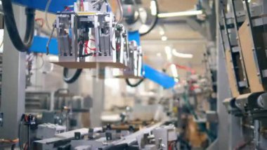 Robotik bir mekanizma tarafından tutulan paketleme işleminin hızlı hareketi