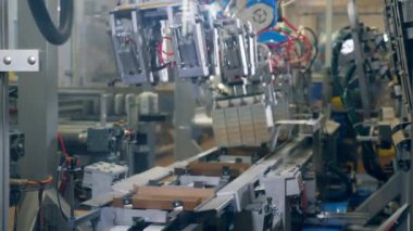 Karton ambalajlar robotik bir mekanizma tarafından oluşturuluyor