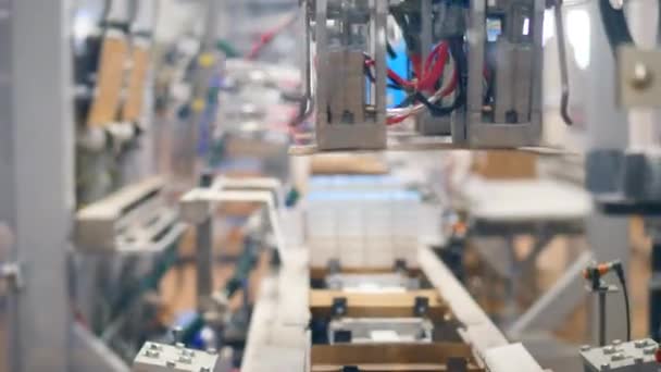 Machine industrielle pendant le processus de transport des plaques de carton — Video