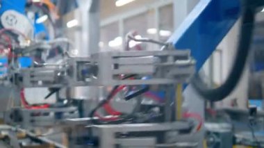 Robotik mekanizma karton plakaları kemere koyuyor