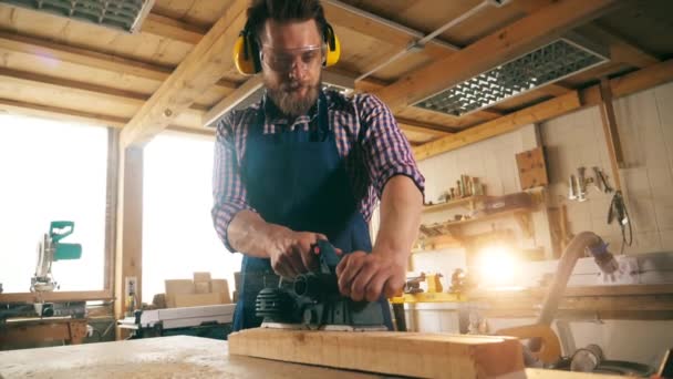 Trä blir bearbetas av hantverkaren med ett pussel i slow motion — Stockvideo