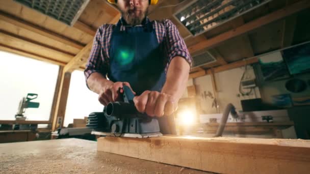 Jigsaw розпилювання деревини в повільному русі в крупним планом — стокове відео