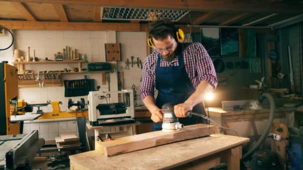 Taller con un artesano puliendo madera en cámara lenta — Vídeo de stock