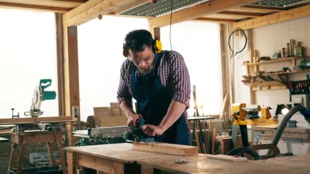 L'artigiano taglia il legno con un meccanismo di segatura al rallentatore — Video Stock