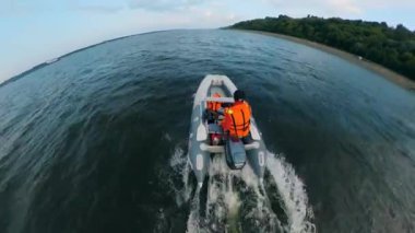 Nehirde teknesine binen bir kayıkçı..