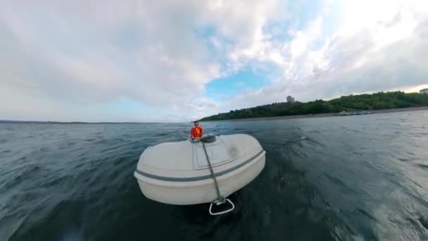 En man rider en båt på en flod. — Stockvideo