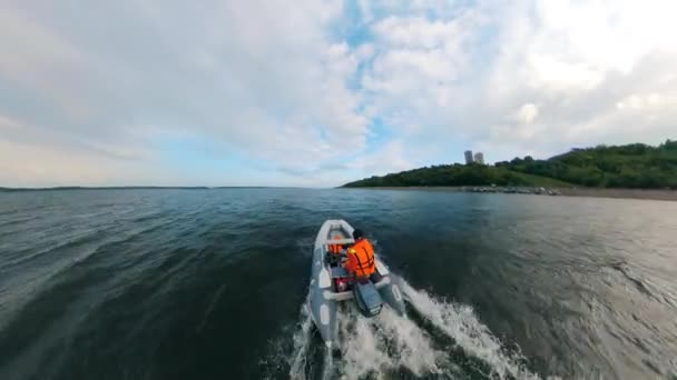 Un marinero monta bote inflable en el río . — Vídeos de Stock