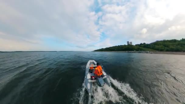 Námořník jezdí na řece nafukovací člun. — Stock video