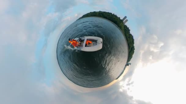 Jonge man zeilen een witte boot op de rivier. Man zweeft op een motorboot — Stockvideo