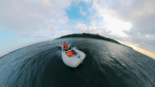 Nehirde motorlu teknede araç kullanan bir kişi. — Stok video