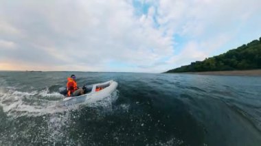 Can yeleği içinde teknede teknede kayıkçı.