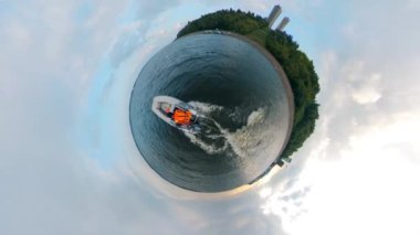 Can yeleği giyen adam motorlu tekneye biniyor.