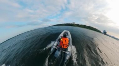 Bir kişi nehir üzerinde bir tekne yelken.