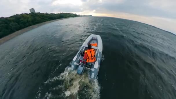 Boatman jazdy na pontonów łodzi na wodzie. Człowiek unosi się na motorówkę — Wideo stockowe