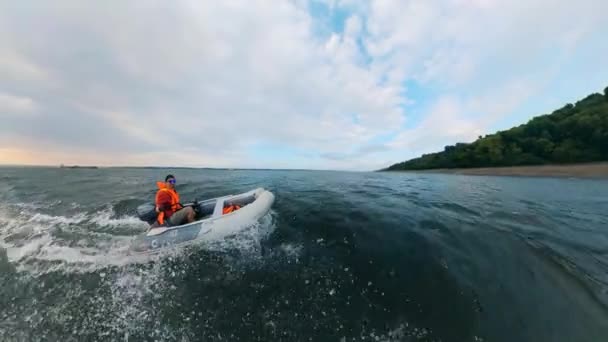 Boatman in het leven jas rijden op een boot. — Stockvideo