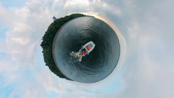 Osoba, která řídí motorový člun a nosí na sobě záchranné sako. — Stock video