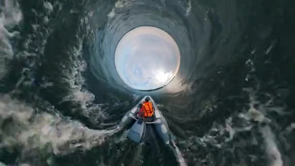 青い川でスピードボートに乗っている1人の男性. — ストック動画
