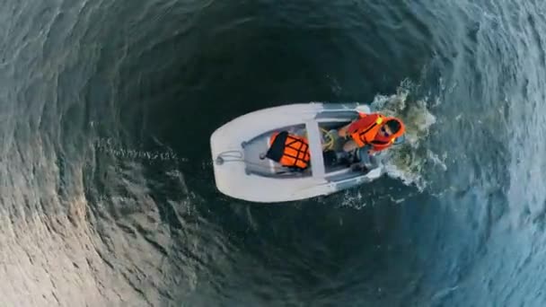 Um barqueiro de colete salva-vidas navegando no rio . — Vídeo de Stock