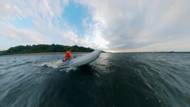 Um homem no barco inflável que navega no rio . — Vídeo de Stock