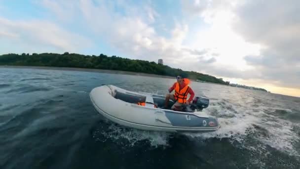 Persona cavalca una barca lungo una linea costiera . — Video Stock
