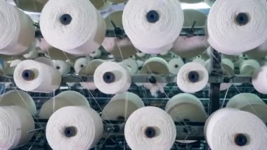Bir fabrika rafında dönen birçok beyaz klews.