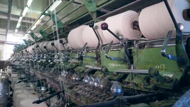 Cuerdas de fibra enrolladas en bobinas, colocadas en máquinas de fábrica. Concepto de industria textil . — Vídeos de Stock