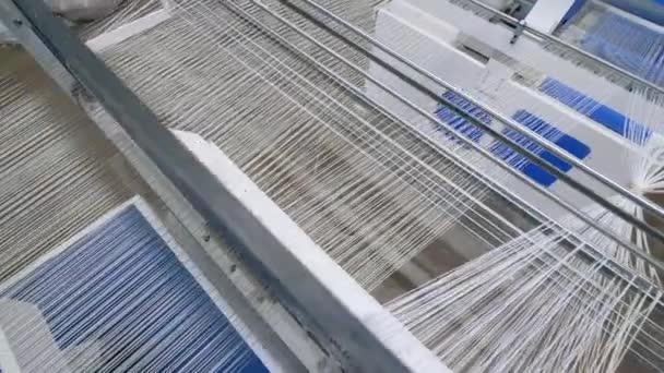 Tissu tissé sur une machine moderne dans une usine textile. Concept d'industrie textile . — Video