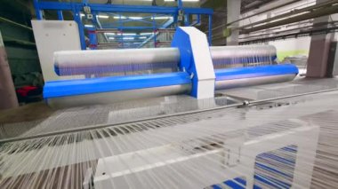 Tekstil endüstrisi kavramı. Bitki dokuma tezgahı lif dizeleri ile çalışır.