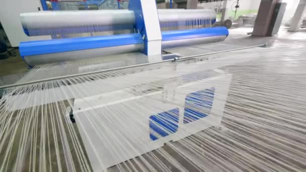 Process av tyg vävning på en modern fabriks maskin. — Stockvideo
