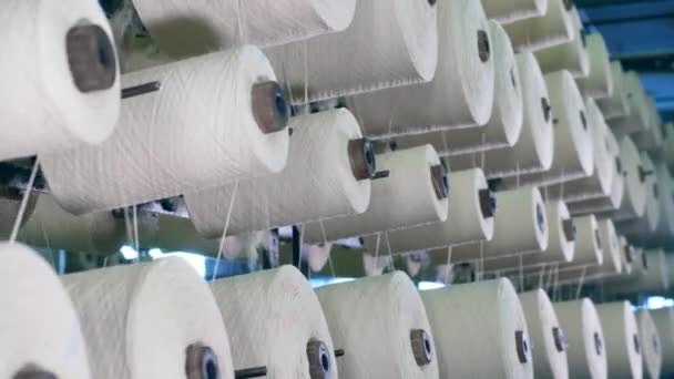 Clews s bílým vláknovým rotujícím na kovový stojan. Tkaní stroje pracující v textilní tkanině. — Stock video