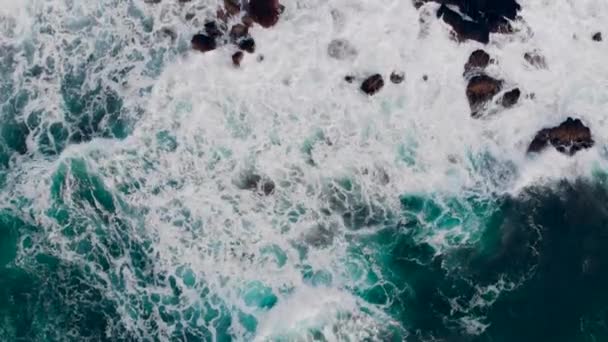Пена волн на берегу моря выстрел сверху — стоковое видео
