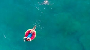 Denizin ortasında kauçuk halka bir bayan yukarıdan görünümü
