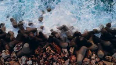 Tetrapodlar deniz suları tarafından yıkanıyor.